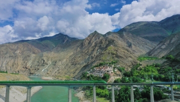 Bullet train debuts on new railway in Tibet