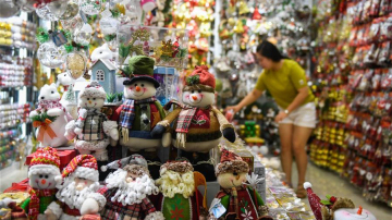 圣诞节商品已备好 Yiwu comes to its peak season of Christmas commodity production and sale