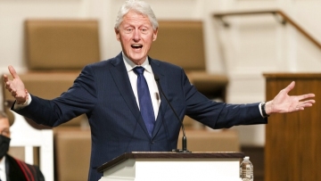 Bill Clinton to spend 1 more night in California hospital