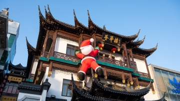 Santa goes 'free solo' in downtown Shenyang