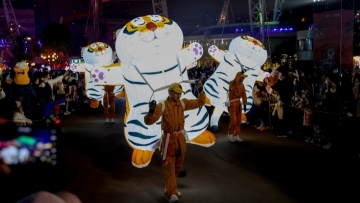 Eye-popping tiger-shaped lanterns at Wuhan's amusement park
