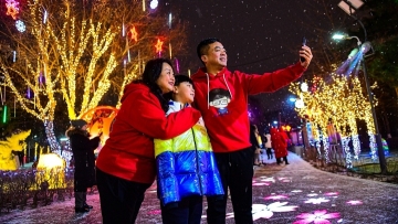 Cities across China close 2021 with holiday joy