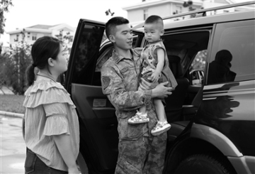 第78集团军某旅依法落实官兵家属来队待遇