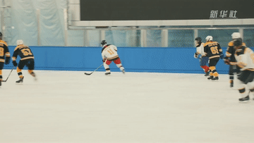 新华全媒+丨打冰球，这帮大爷是认真的！