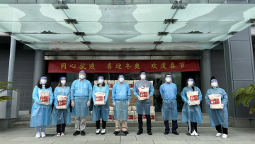 中国驻悉尼总领馆向中国留学人员发放“春节包”