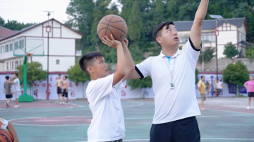 贵州遵义：第一书记带队教篮球乡村孩子快乐过暑期