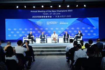 国际经济界人士期待与中国合作增强世界发展信心