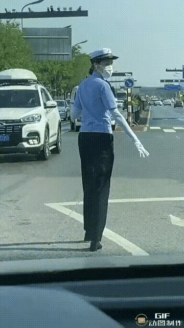 女交警工作时走模特步：边走路边扭屁股