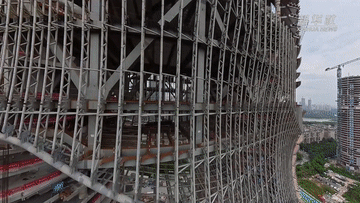 大湾区6000吨“巨龙”现毫米级合体 超级总部基地新地标诞生