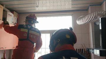 消防员从发动机舱中抓出保护动物竹鼠 斗智斗勇二十分钟