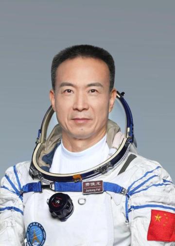 邓清明终圆梦费俊龙曾完成中国人在太空的第一个滚翻