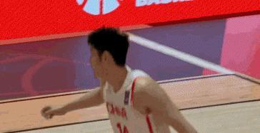 刘李在场狂丢防守 送违体引热议 媒体人调侃“犯规”爆发力太强 内线防守梦游