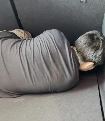 生父回應(yīng)兒子擠后備箱:不會道歉 稱未違背孩子意愿
