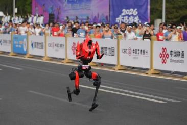 300台机器人狂飙亦庄半马，荣耀“闪电”夺冠