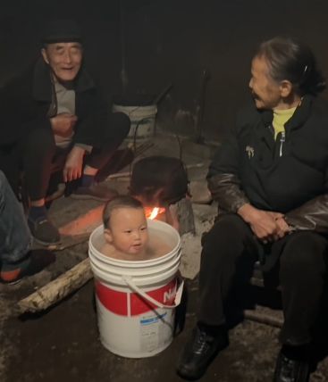 太爷爷一句想你了萌娃随父母回村 跨越三百公里的亲情相聚