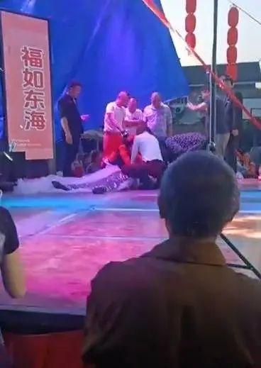 重庆一女歌手寿宴表演时摔倒去世