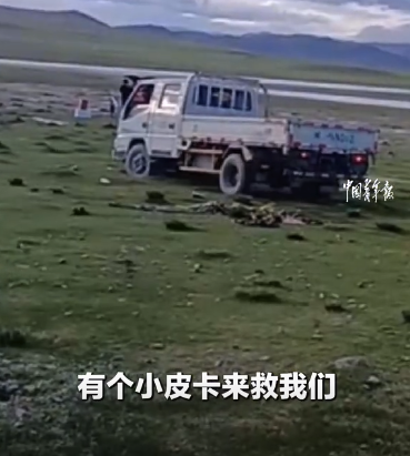 多輛車(chē)接連上演套娃式救援,！游客車(chē)陷泥土求助，結(jié)果救援隊(duì)挨個(gè)陷進(jìn)去了