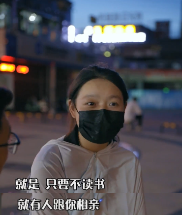 21岁单亲妈妈背娃送外卖引网友心疼 丈夫去世后被婆婆赶出家