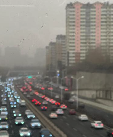 长春遭沙尘袭击降下“泥雨”  这下洗车的该挣钱了