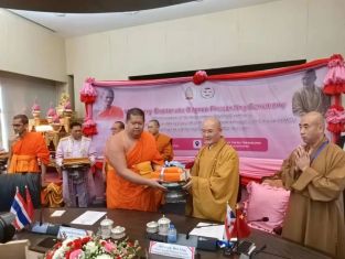 中国僧人获颁泰国摩诃朱拉隆功大学荣誉博士