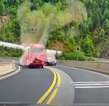 小車彎道超車貨車?yán)忍嵝褜ο蜍囕v 當(dāng)事司機(jī)：還好及時剎住了車