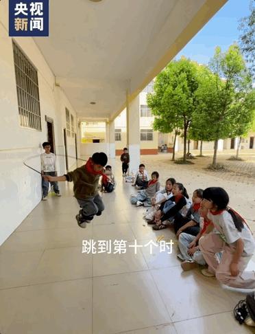 当跳绳慢的学生遇上耐心的老师 教育最动人的模样