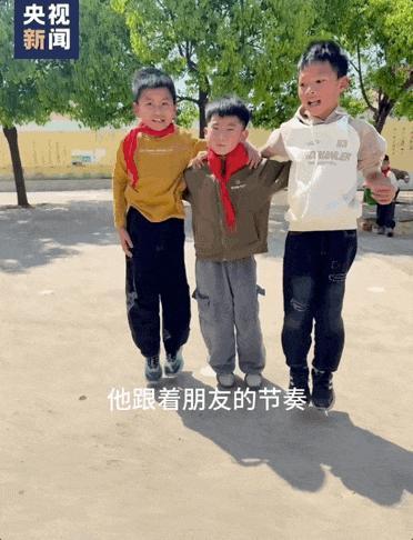 当跳绳慢的学生遇上耐心的老师 教育最动人的模样