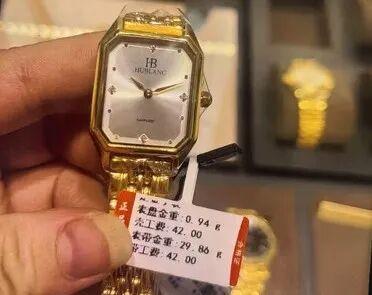 女子金表落在服务区被当垃圾扫掉