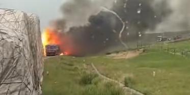 危化品运输车发生爆炸致2死4伤 事故波及周边车辆
