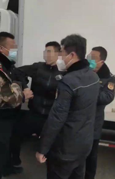 太原城管跪压货车司机头部 官方通报：执法中肢体冲突
