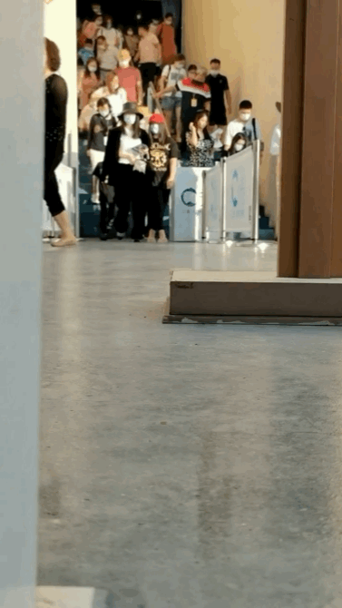 李湘撇下老公带女儿度假 11岁王诗龄身高赶上妈妈