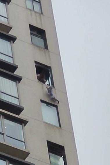 重庆警方回应小孩被扔下高楼：家庭矛盾 孩子送医