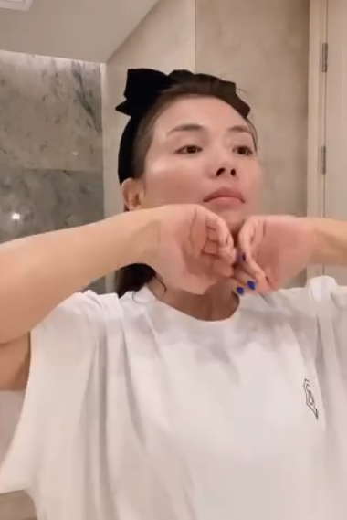 43岁刘涛无惧高清镜头卸妆 皮肤白嫩吹弹可破