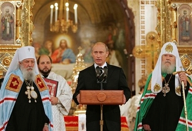 ·俄罗斯东正教红、白两派领导人在莫斯科基督救世主大教堂举行统一的仪式，正式结束两派80年的分裂局面。