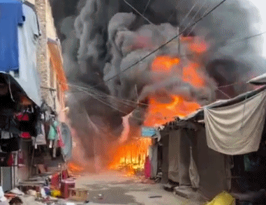 巴基斯坦白沙瓦市发生火灾 约200家商店起火