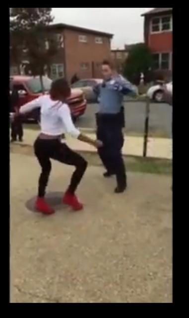美国一女警被多名黑人围殴 相关现场片段在网上传得满天飞