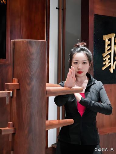 女孩在家练咏春姆妈淆乱