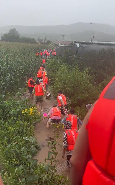 景区突遇暴雨停漂上千名游客撤离 工作人员河道截流急疏散