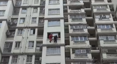 千钧一发！一男子欲从七楼跃下，消防员翻窗一把拉回