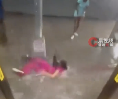 紐約暴雨導致市民下公交被沖走