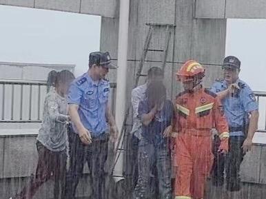 女子7楼轻生民警暴雨中劝解1.5小时 生死一线大爱无畏