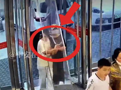 女子在商場(chǎng)趁顧客掀簾子偷手機(jī) 失主：完全沒感覺到 她們太快了