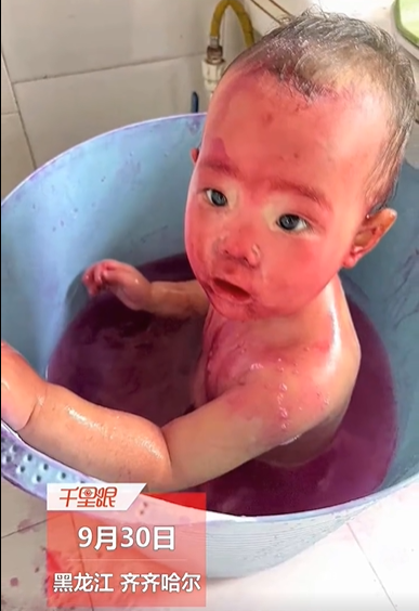 1岁娃玩药粉妈妈帮清洗全被染紫