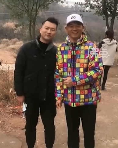 中国钓王邓刚开宾利回村过年