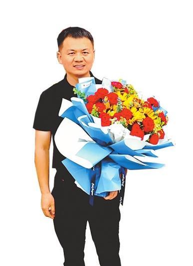 连救5人少校归乡受全村欢迎 英雄壮举感动乡亲