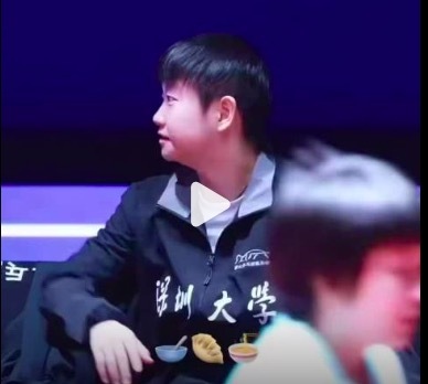 莎指导又双叒叕上线了 多次在场边指导队友