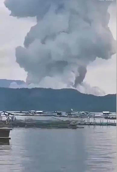 菲律宾火山与地震研究所表示，塔尔火山发生短暂潜水喷发