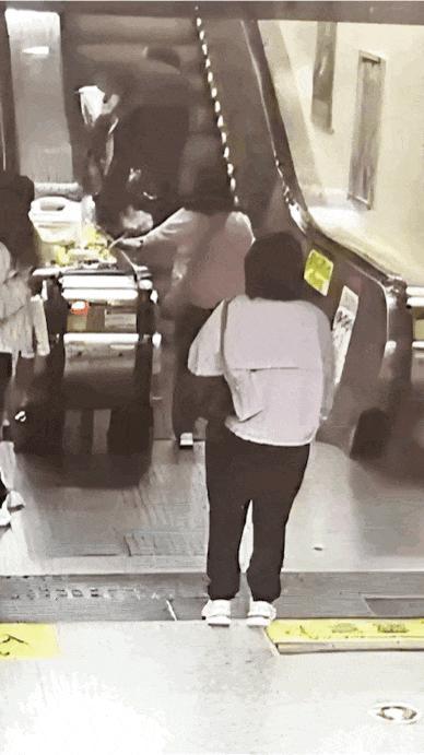 电梯维护小哥“逆行”救下摔倒老人 5秒紧急救援