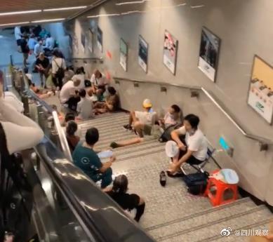 重庆高温 地铁楼梯上长满了人 网友：省电，还能给城市电力减压