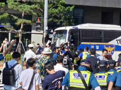 李在明结束10天绝食 检察厅外乱了：弹劾尹锡悦VS逮捕李在明